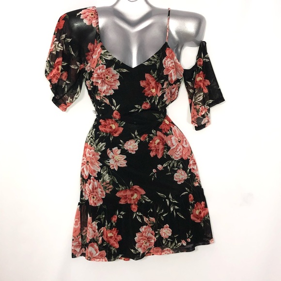 Charlotte Russe Dresses & Skirts - CHARLOTTE RUSSE COLD SHOULDER MINIDRESS